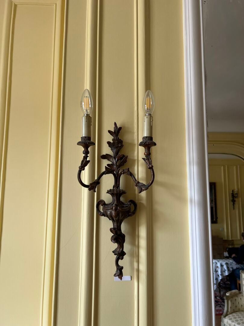 Null 2 pairs of Italian-style wooden sconces 
One with two light arms, 
50 x 23 &hellip;