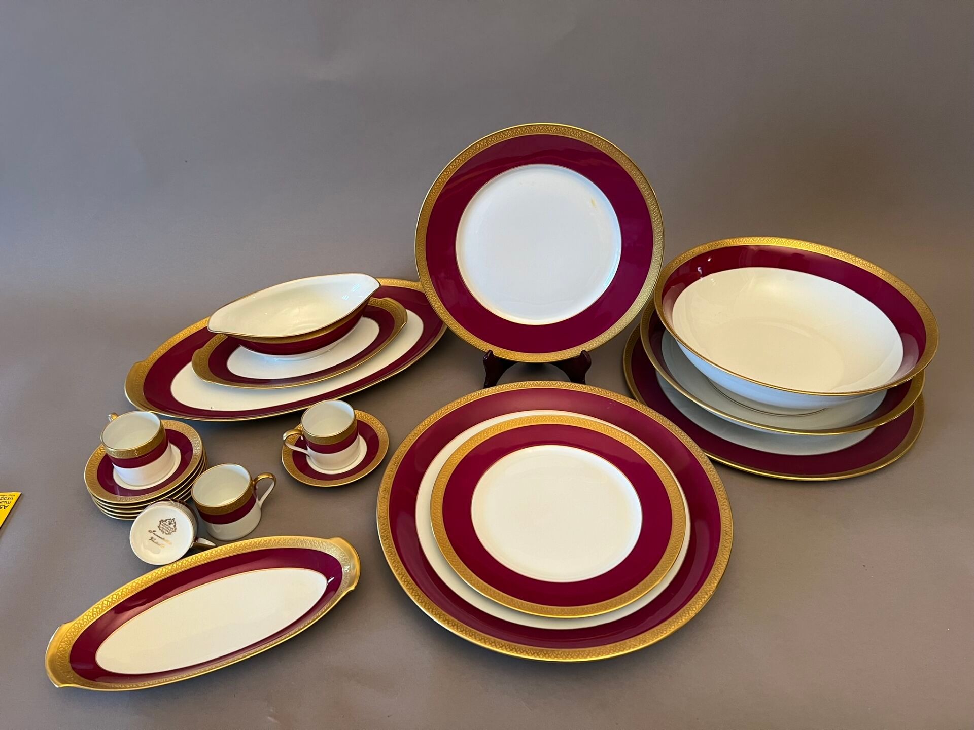 Null Limoges
Raspberry and gold porcelain service.
Includes
19 large plates
5 so&hellip;