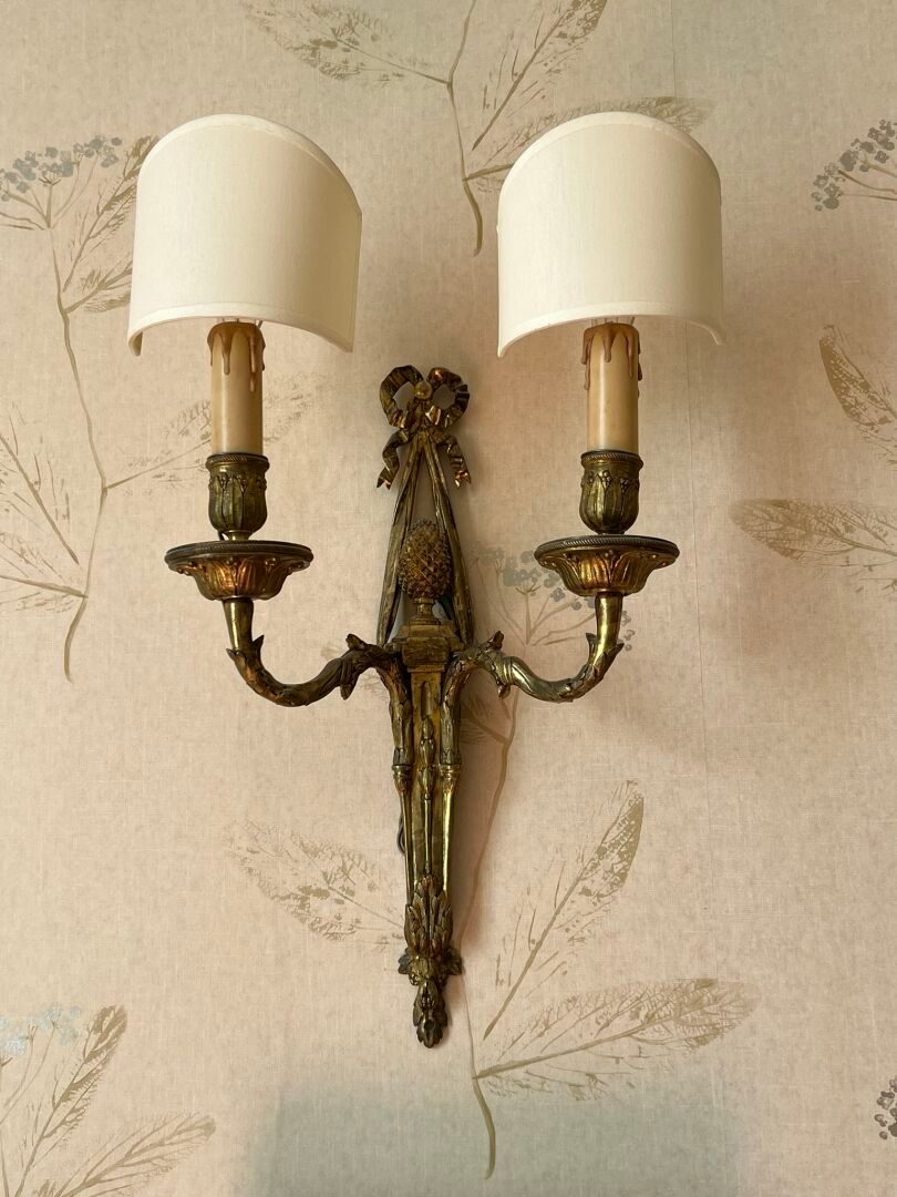 Null Pair of 2-light ormolu sconces in the Louis XVI style
H. 39