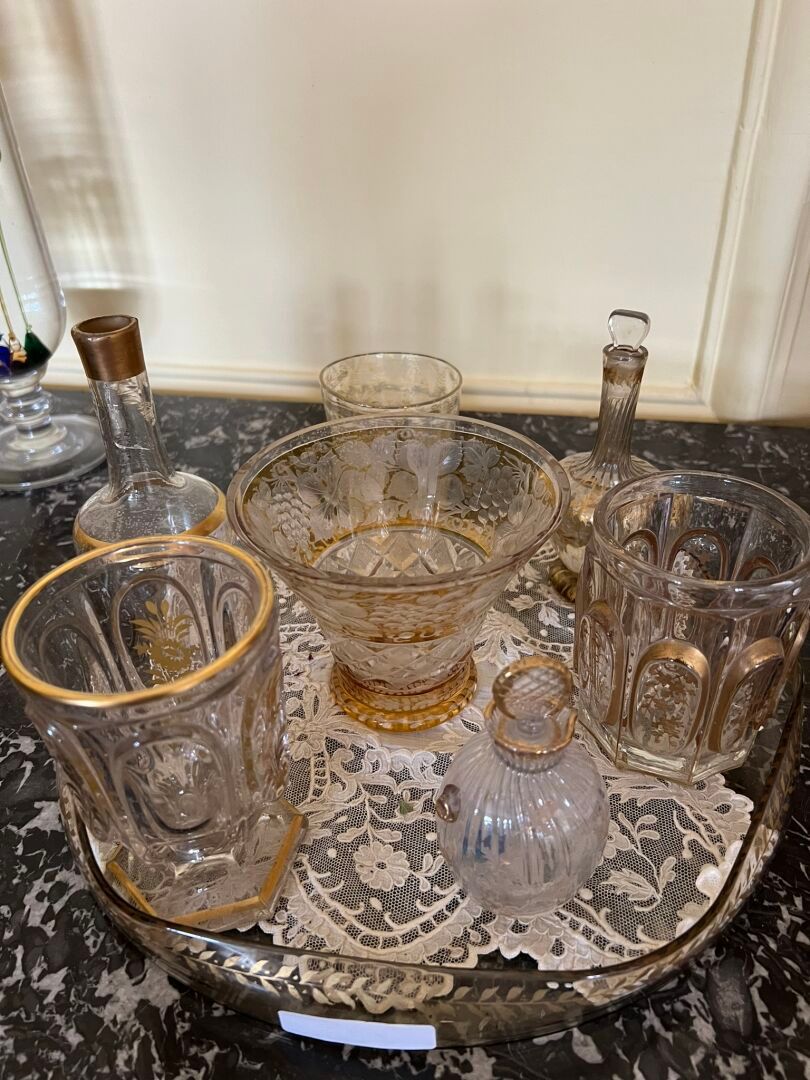Null Lot of glasses, flasks, tray and vase mainly in Bohemian crystal 
Chips, mi&hellip;