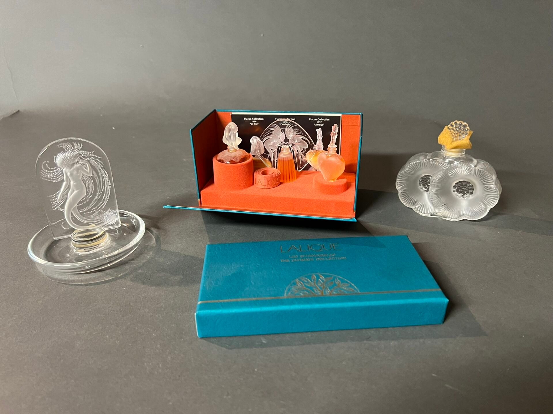 Null Lalique
Lot including a small perfume box, a crystal baguier and an empty p&hellip;