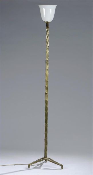 Null BAGUèS (attribué à). Lampadaire en
bronze doré, modèle bambou. Piétement tr&hellip;