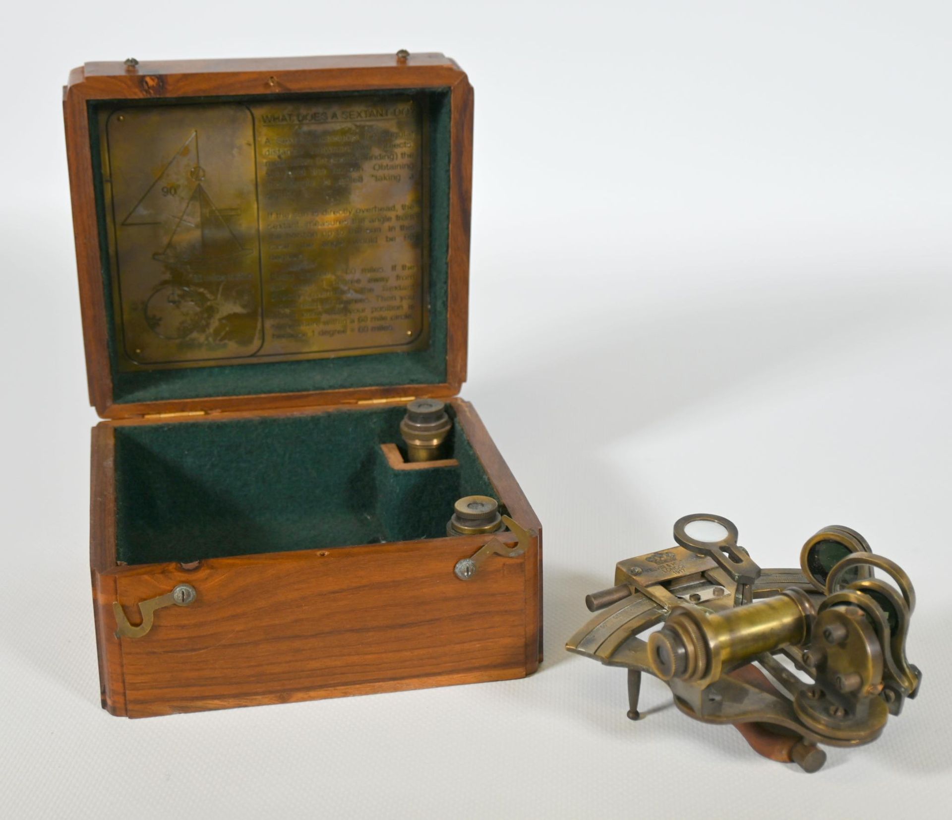 Null Kelvin & Hugues，伦敦，20 世纪，黄铜和玻璃航海六分仪，木盒装（木盒 10x15.5x14.5 厘米）