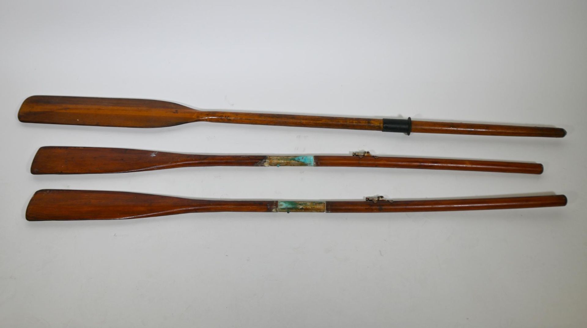 Null 一对异国情调的木桨和铜桨，20 世纪（痕迹和腐蚀/长度：160 厘米）/附有另一个异国情调的木桨（x1）（痕迹）