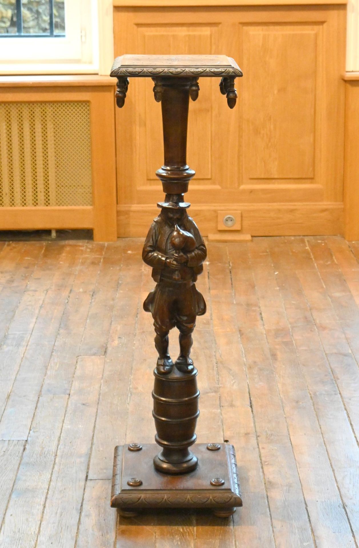 Null Pedestal antropomorfo tallado en madera natural con un gaitero bretón, haci&hellip;