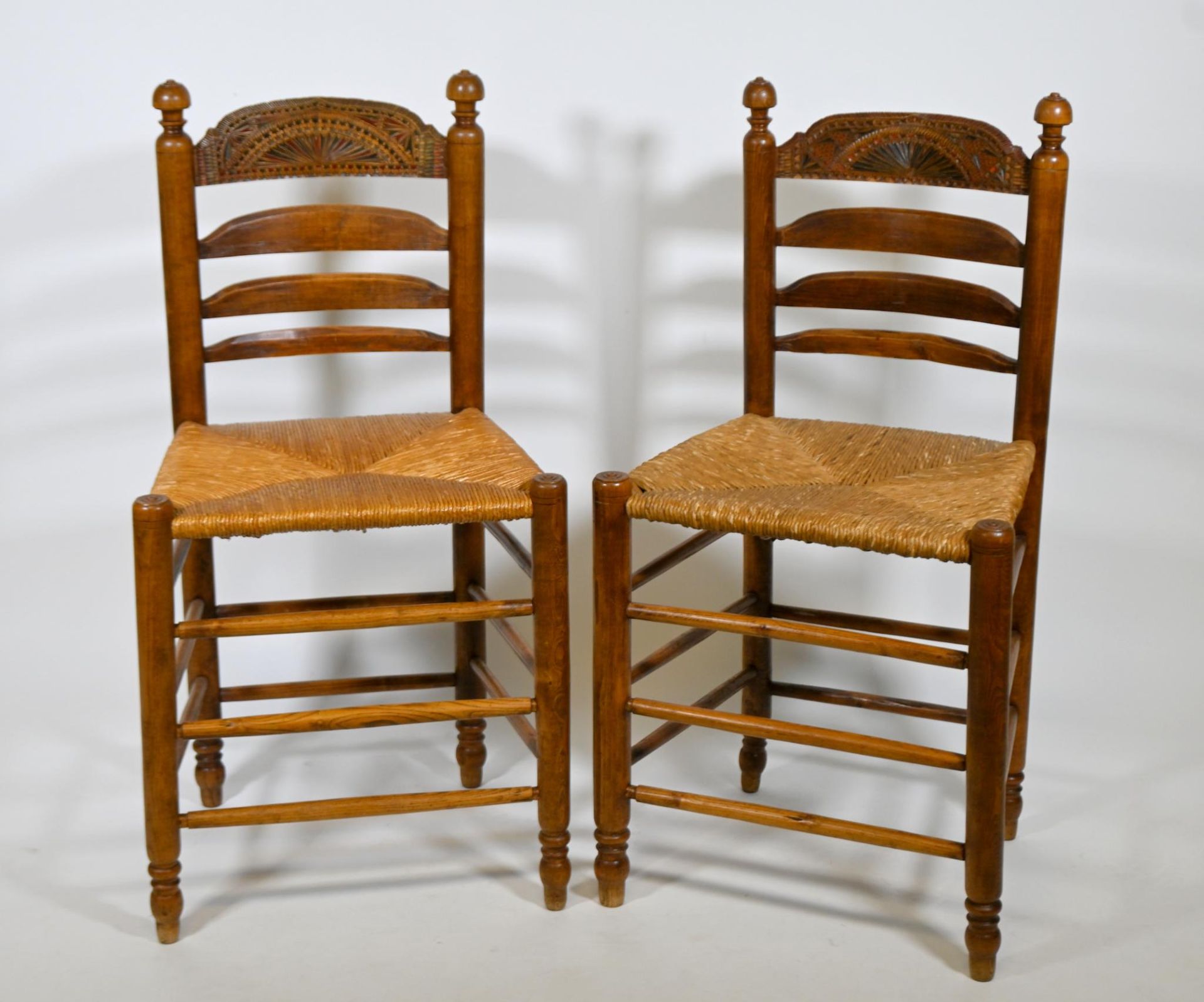 Null Pareja de sillas de madera natural moldeada y tallada, con respaldo de paja&hellip;