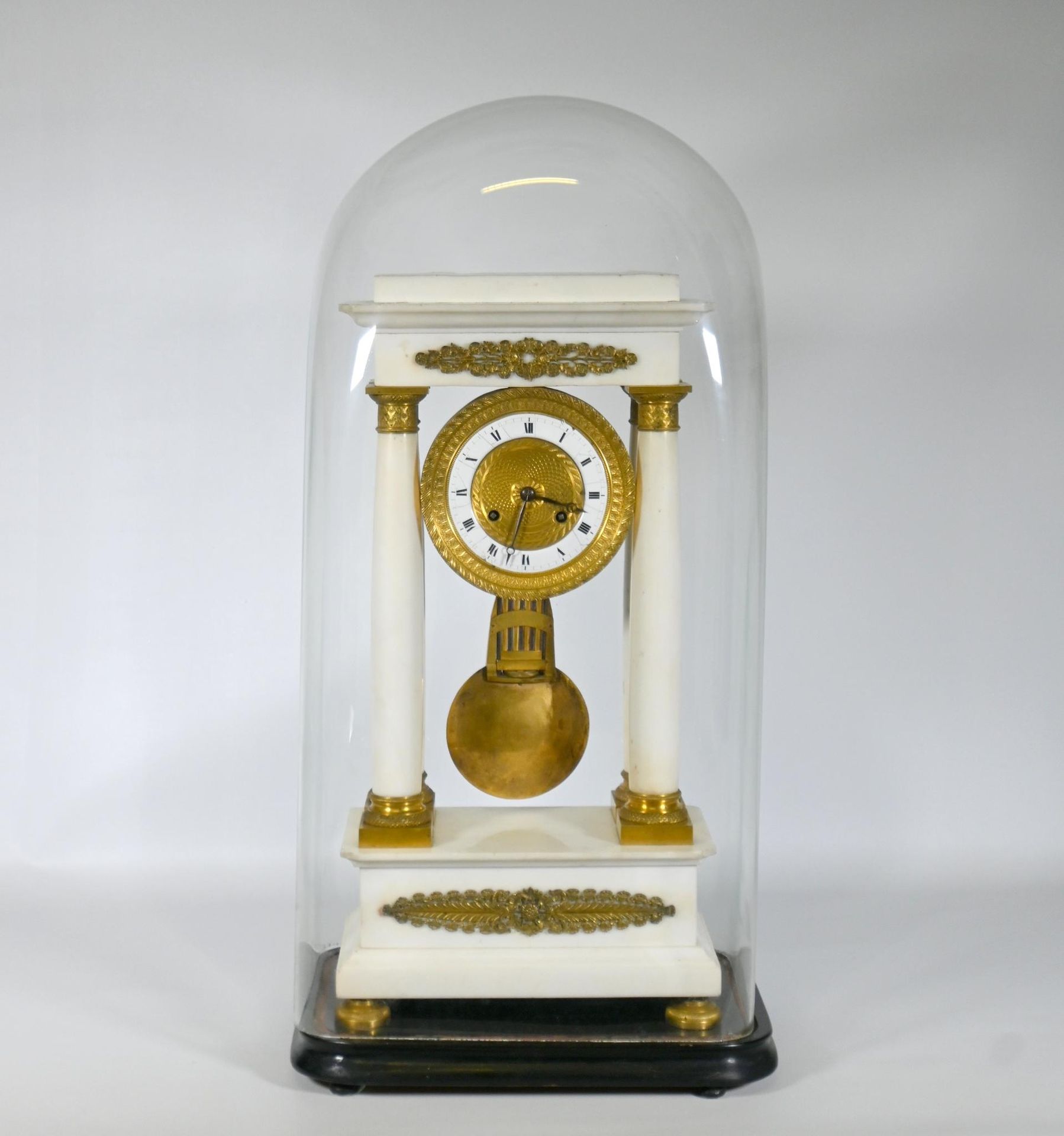 Null Portico" clock in alabaster or marble and gilt bronze, decorated with palme&hellip;