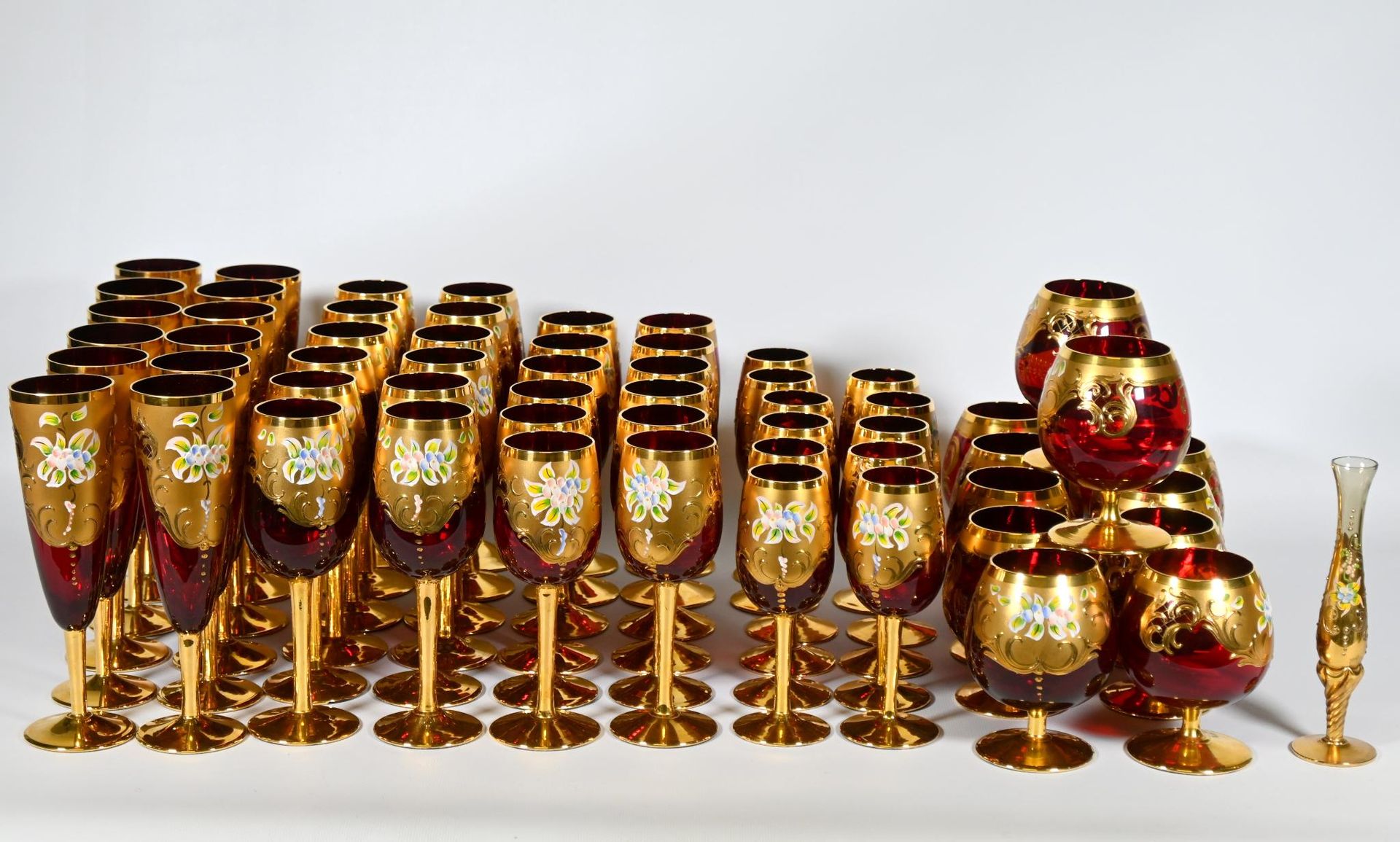 Null Murano, XXe, service de table en verre teinté rouge, à décor émaillé doré, &hellip;