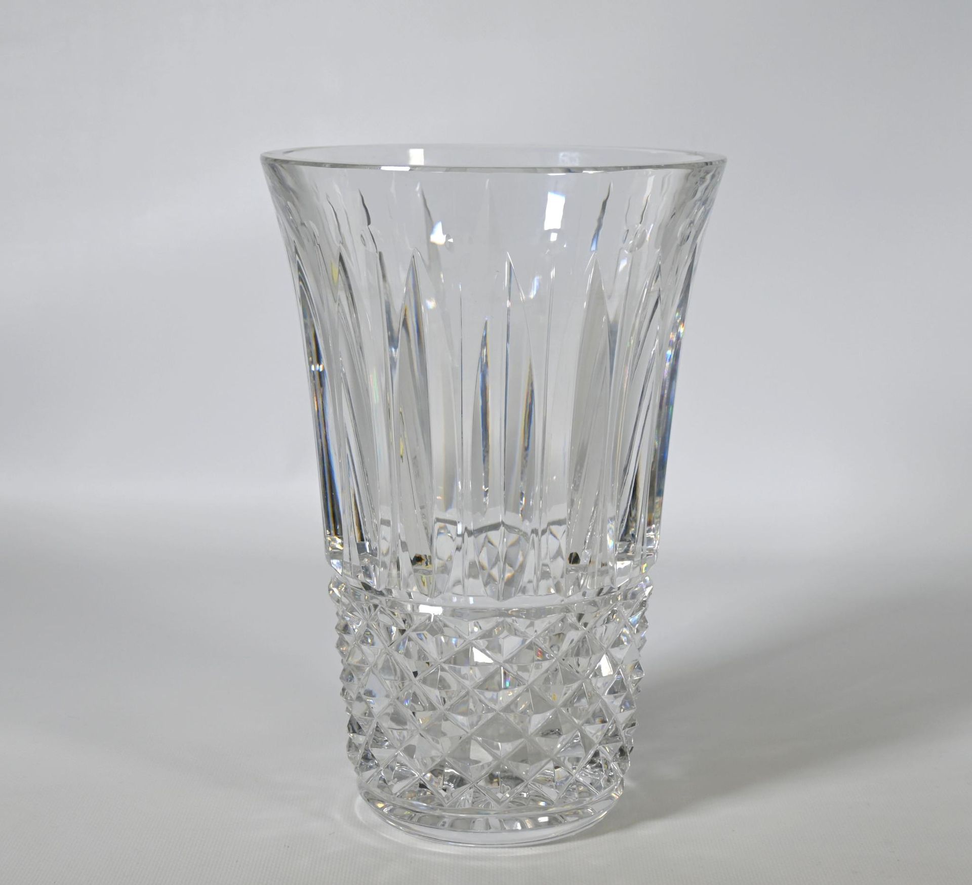 Null Saint Louis, XXe, vase cratère en cristal taillé, signé en dessous (28x19 c&hellip;