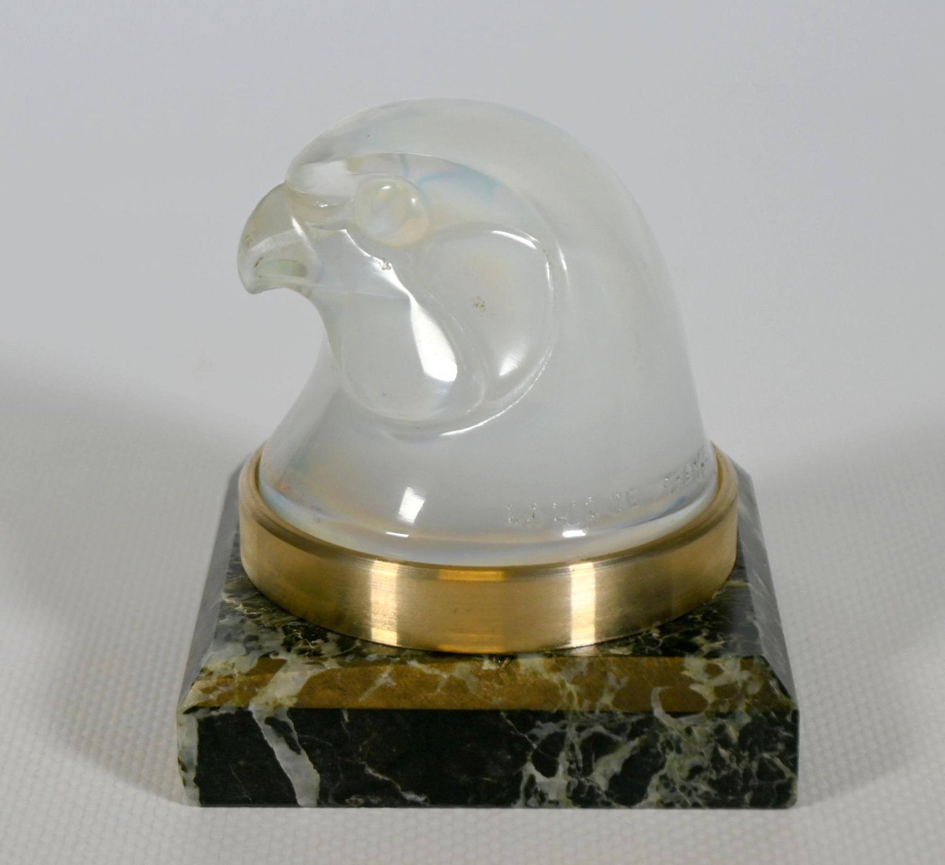 Null Lalique France, tête d épervier, mascotte en verre moulé-pressé opalescent,&hellip;