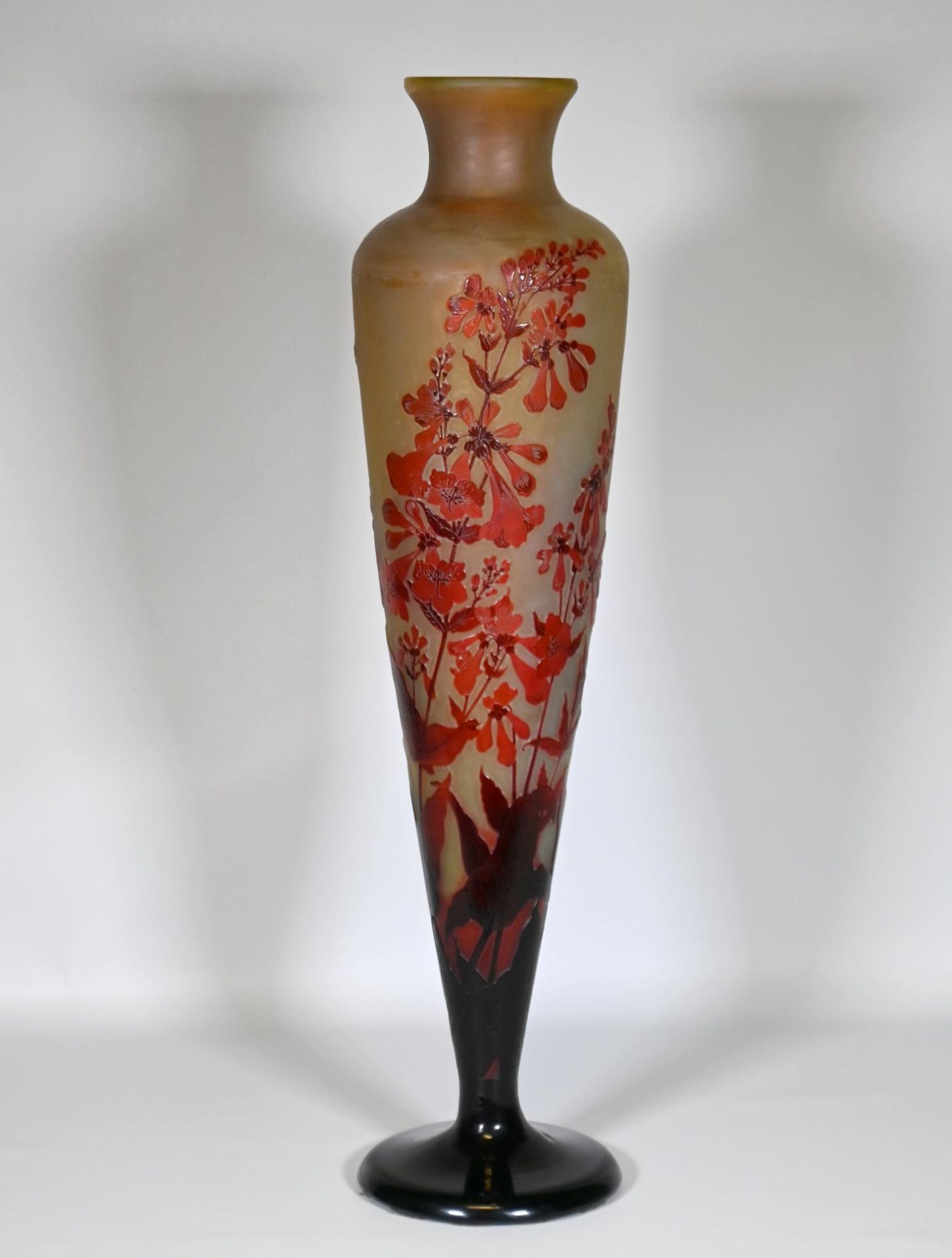 Null Gallé, Ets, vers 1900, vase "balustre", en verre multicouche à décor dégagé&hellip;
