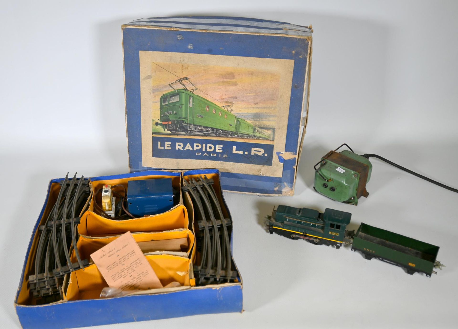 Null Le Rapide LR - Paris, box including: (x1) locomotive, (x2) freight cars (x1&hellip;