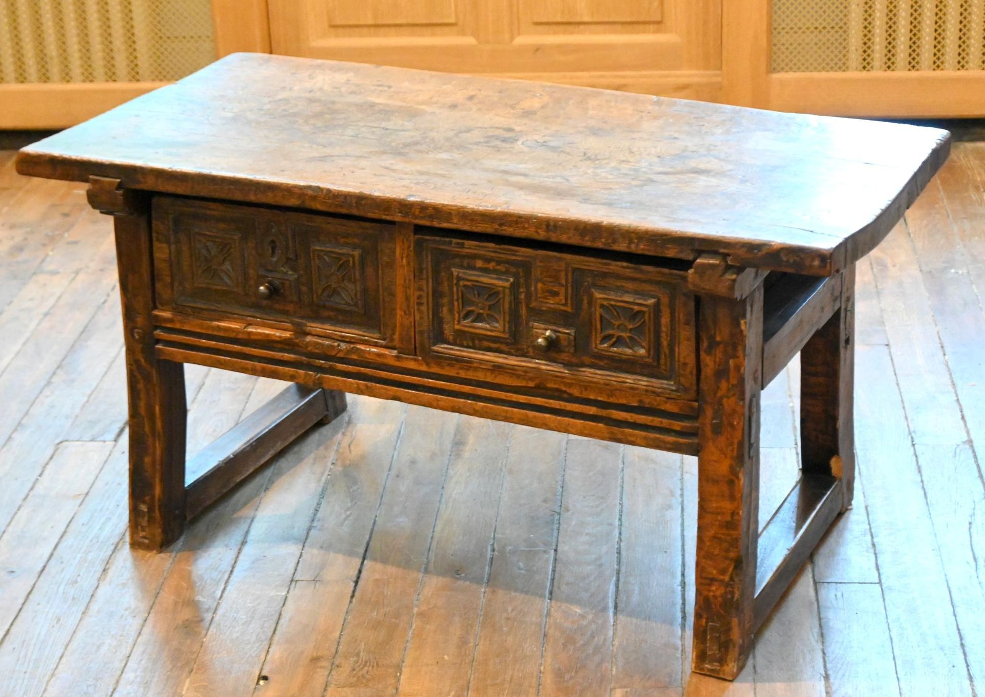 Null Antiguo escritorio (¿reducido?) en madera natural moldeada y tallada, apert&hellip;