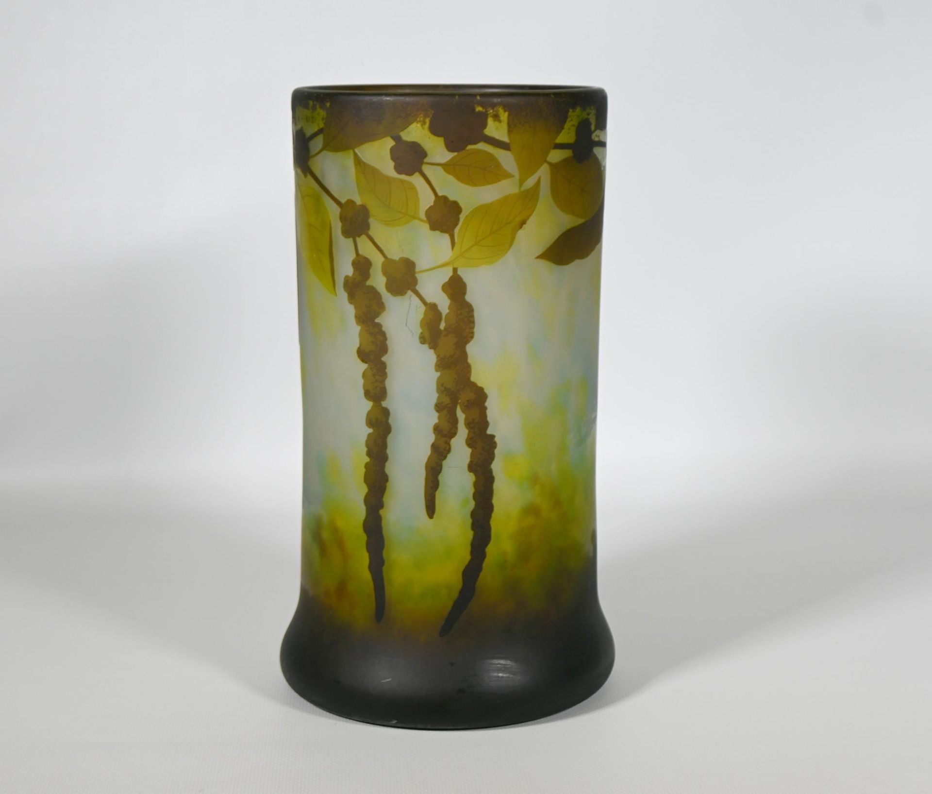 Null Daum, Nancy, vers 1900, vase "rouleau" à fond pansu, en verre multicouche à&hellip;