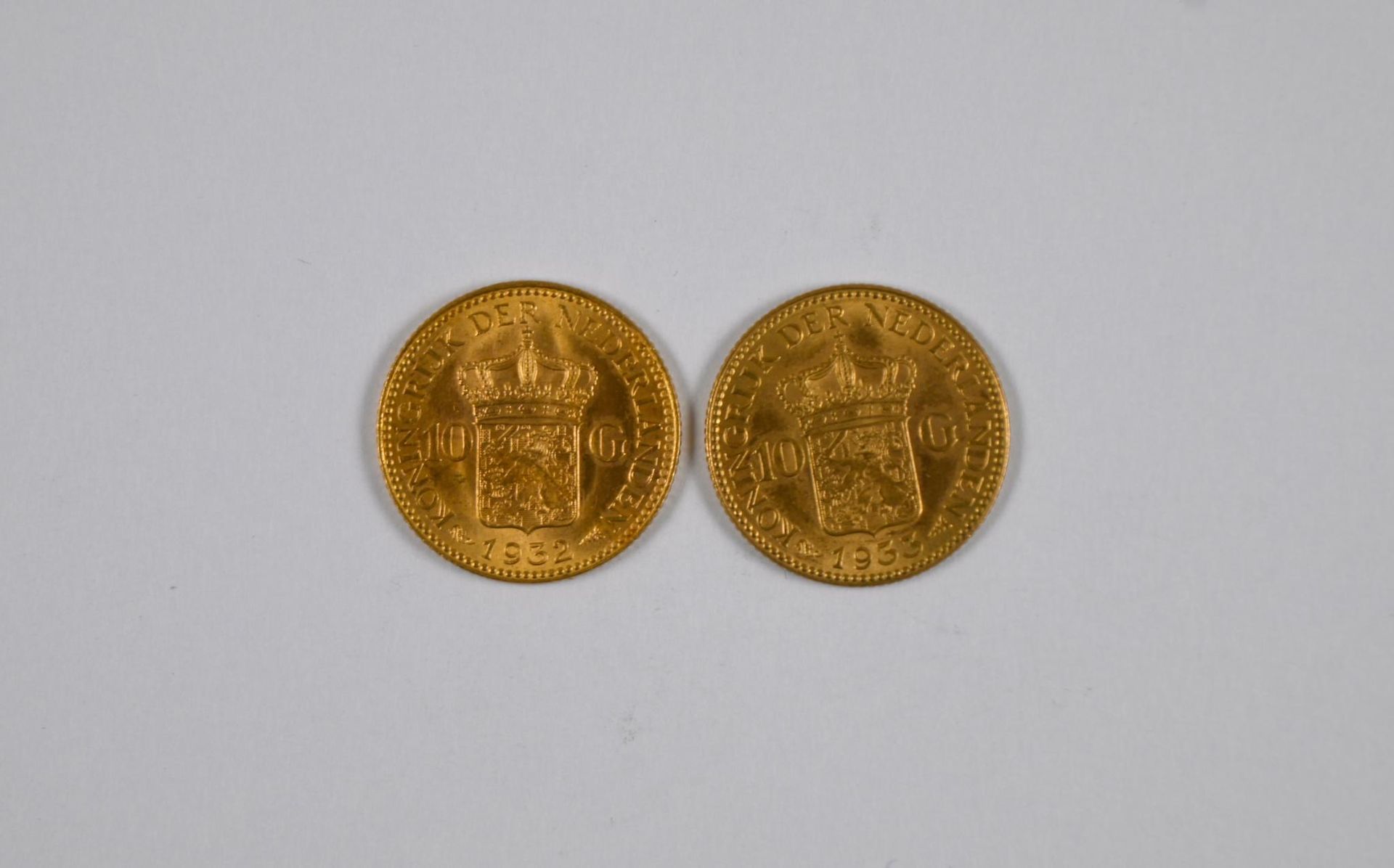 Null 一批（x2）1932 年和 1933 年 10 枚荷兰盾金币，金币上印有威赫莱尔明女王的头像 - 13.5%的折扣价（不含增值税