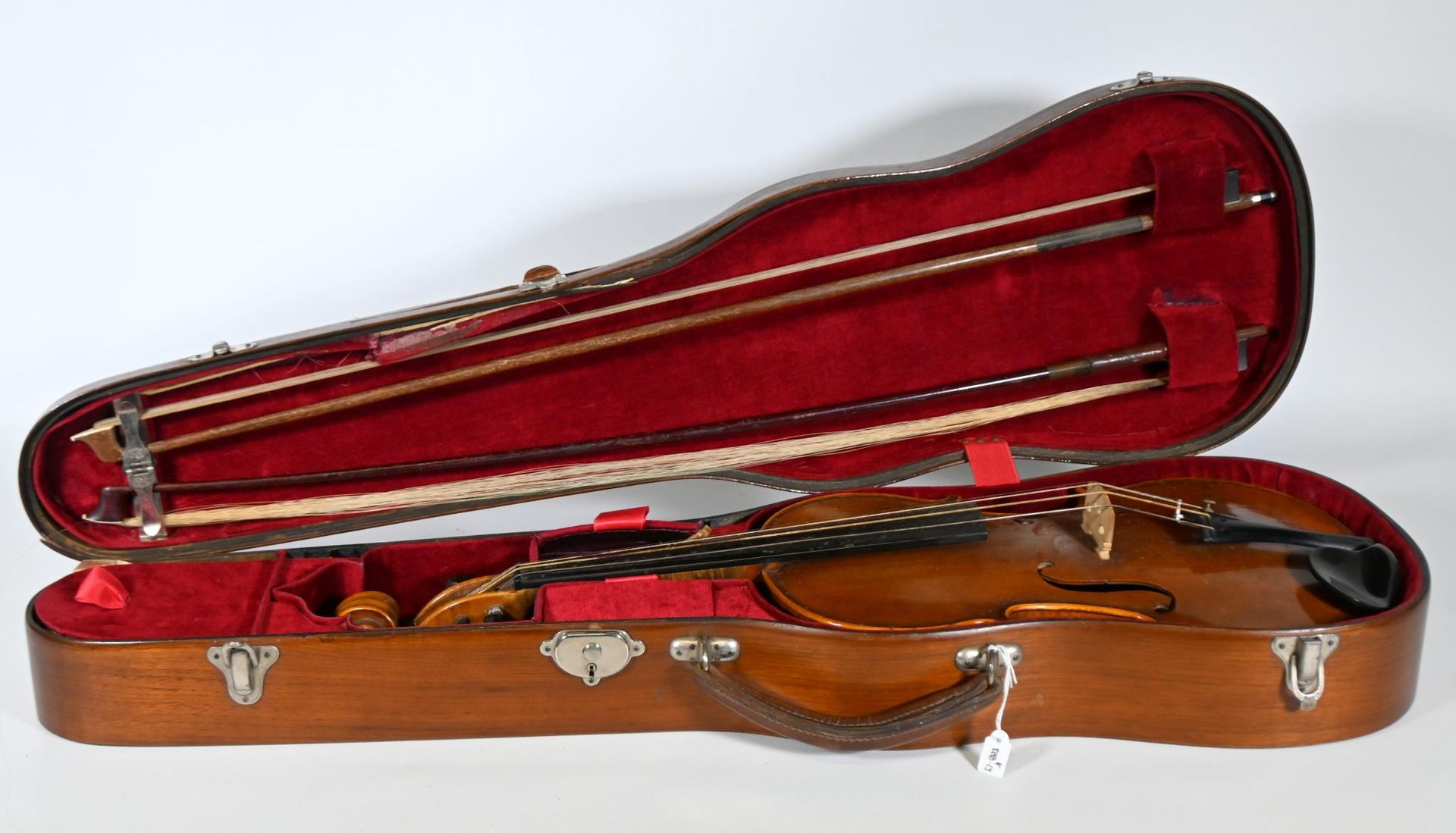 Null 小提琴上印有 "Salzar"（为米勒库特的多米尼克-萨尔扎尔制作，约 1830 年？），与（x2）把琴弓一起出售，装在琴盒中（琴盒和一把琴弓损坏 /&hellip;