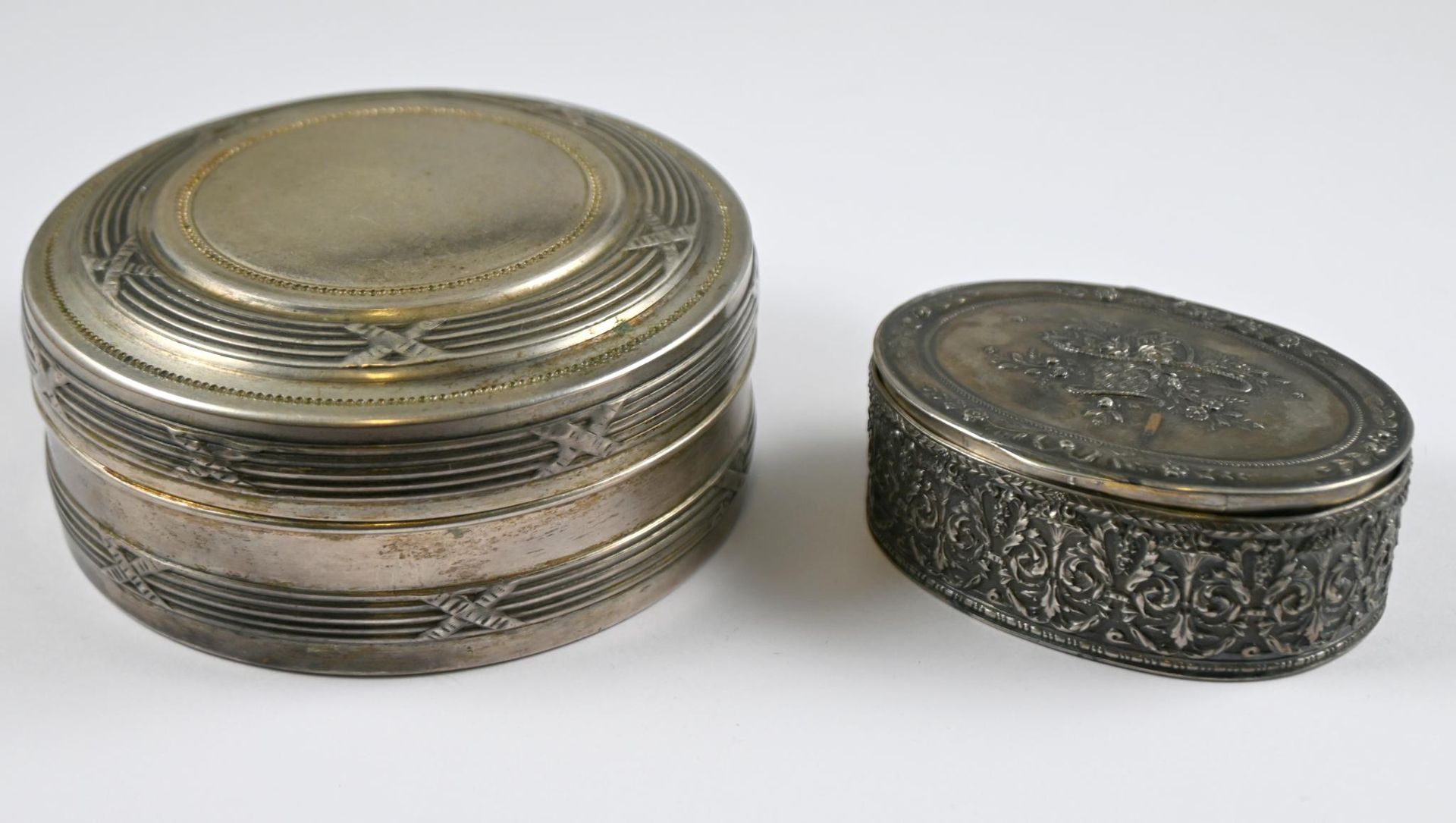 Null Boîte ovale en argent poinçonnée "à la Minerve", à décor ciselé fleuri, de &hellip;