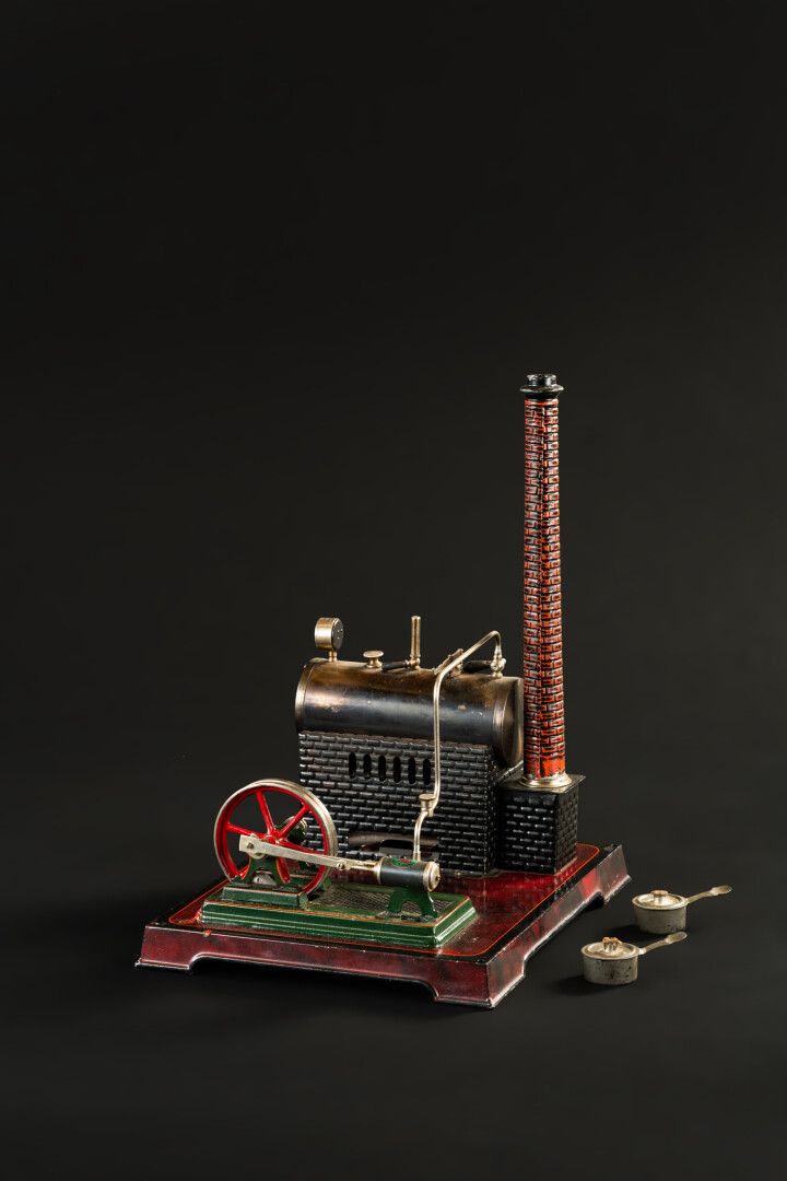 Null 代表一家工厂的德国小型蒸汽机。模仿砖和钢的马口铁

签名的娃娃公司（DC）。1914年以前

长：30厘米，高：38厘米，深：24厘米