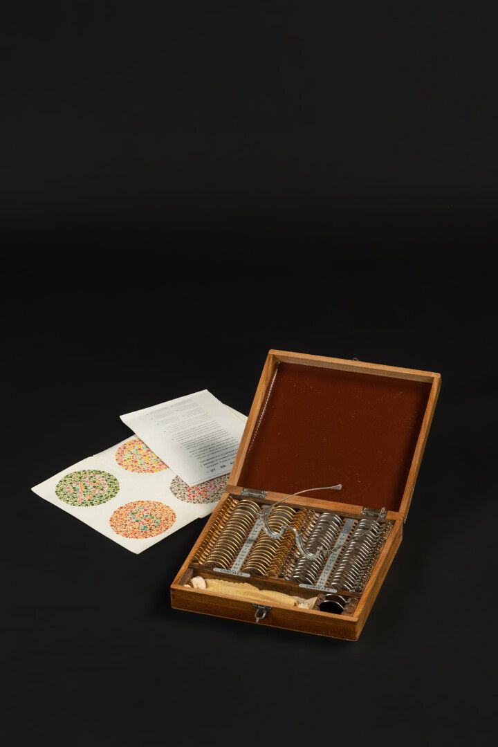 Null Optikbox aus Eichenholz mit 84 konkaven und konvexen Linsen, einer Testbril&hellip;