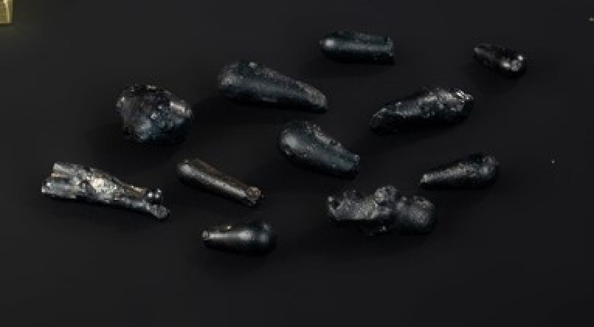 Null 一批来自阿塔卡马的11块被称为阿塔卡马特的茶石，呈水滴状，它们是最近发现的，可以追溯到几年前。它们仍然是激烈研究的对象。一些科学家认为它们是撞击玻璃（&hellip;