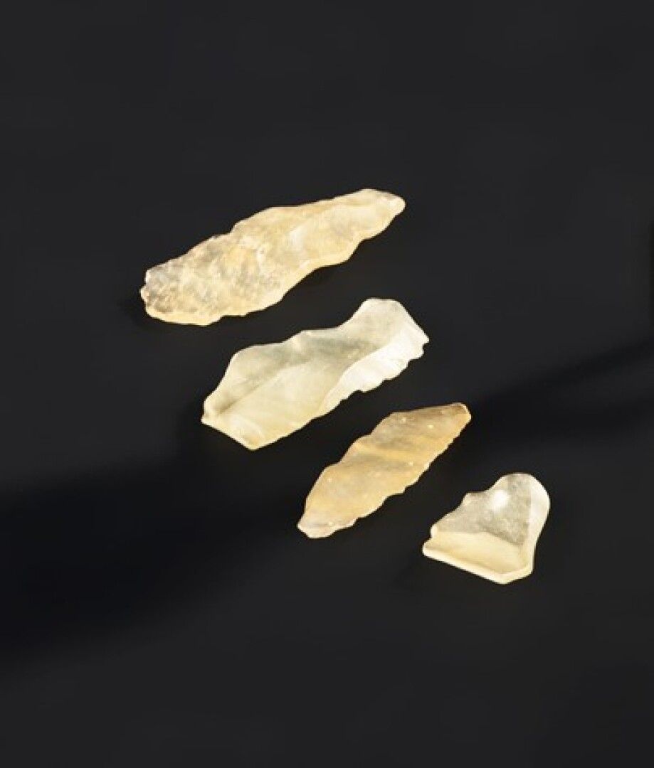 Null Ensemble de quatre outils préhistoriques taillés dans le fameux verre Libyq&hellip;