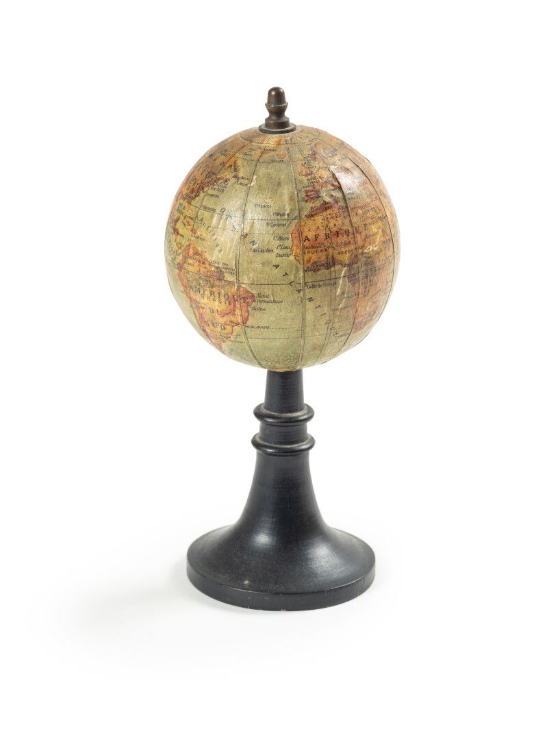 Null Petit globe de la maison Forest sur pied en bois noirci



Dim : 17 cm de h&hellip;