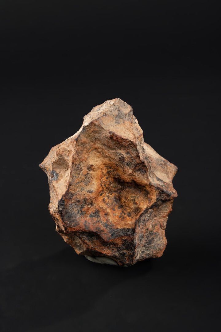 Null 来自著名的流星陨石坑的赛德石型陨石。非常好的标本，完整地保留了其发现的铜锈。这块陨石于5万多年前落在美国亚利桑那州的沙漠中。

尺寸：140 x 11&hellip;