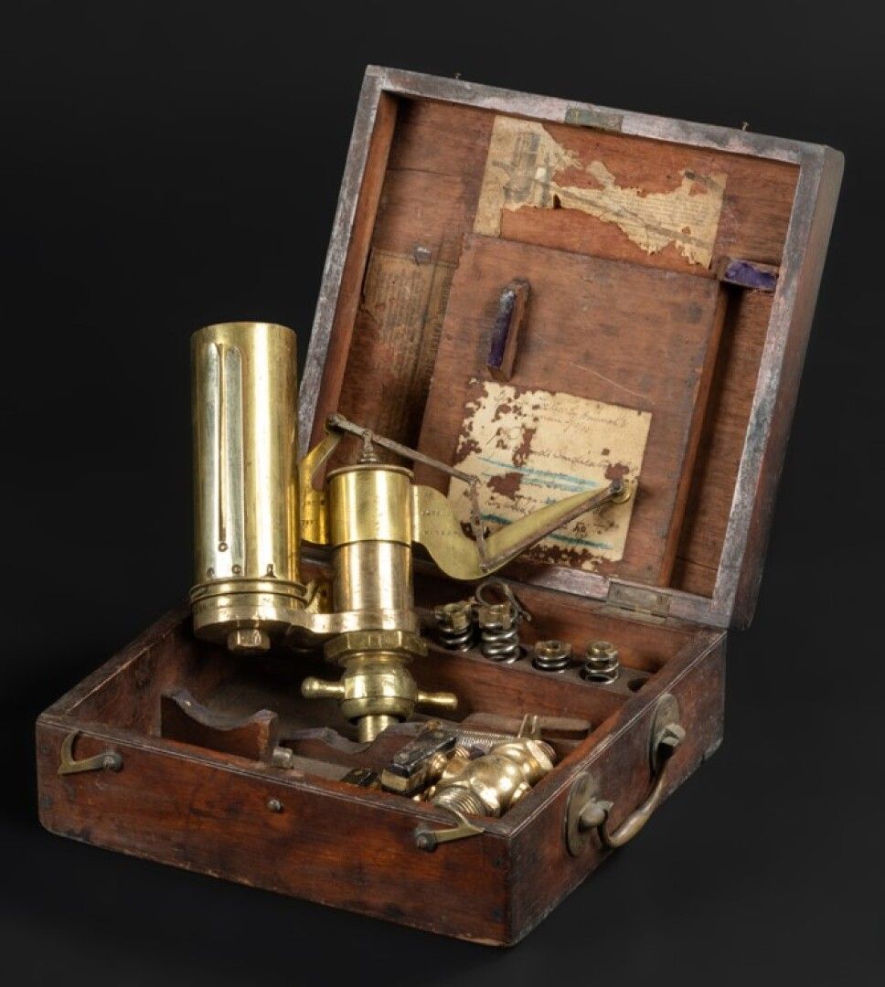 Null 理查德的专利蒸汽机指示器装在原来的橡木盒子里，其附件（螺栓、阀门、弹簧）为黄铜材质。这个系统允许可视化在一个特定系统中施加的压力。美国发明家查尔斯-理&hellip;
