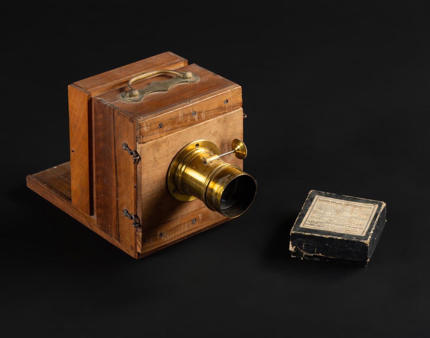 Null 带抽屉的摄影机和 "伊尔福特专用灯笼板"，带铜制齿条和小齿轮光学元件，签名为Lerebours et Secretan（巴黎）。

十九世纪末

尺寸&hellip;