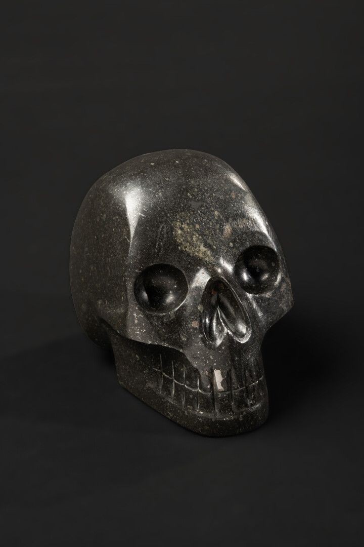 Null 从阿曼苏丹国发现的被称为Ghubara的黑色（富含金属）陨石上雕刻的人类头骨。请注意右上门牙的自然位置，集中的金属似乎显示了一颗 "银 "牙。Ghub&hellip;