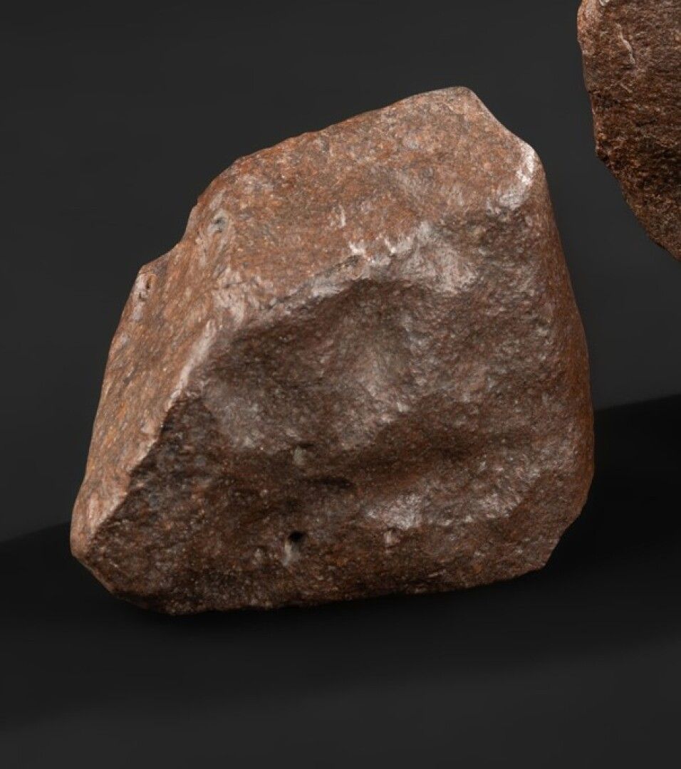Null 在阿塔卡马沙漠发现的H型软玉石陨石。一端的切口露出了内部。它呈现出典型的沙漠斑纹，黑色的熔融壳在其长期的陆地停留期间被改变后变成了棕色，我们可以很容易&hellip;