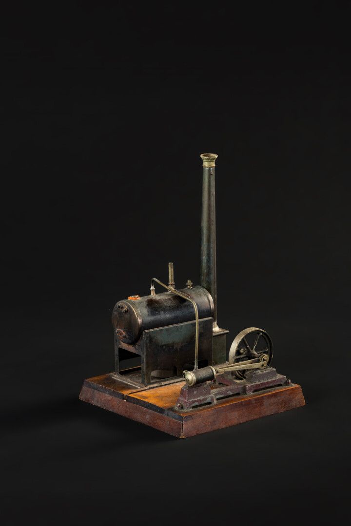 Null 缩小英国蒸汽机的木质底座，提到G.O和G.N。

十九世纪末

尺寸：20 x 20 x 31厘米（带底座
