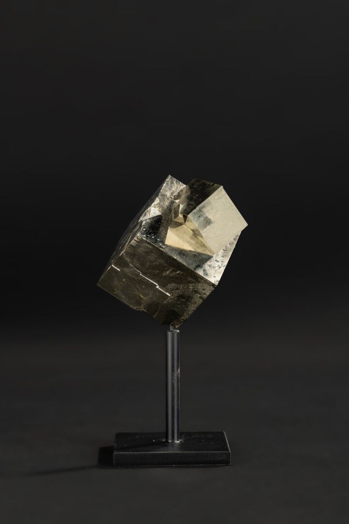 Null 美丽的立方体黄铁矿，尺寸很大。

这种天然硫化铁晶体的纯度高得惊人，是大自然的奇迹。

总高度12.5厘米