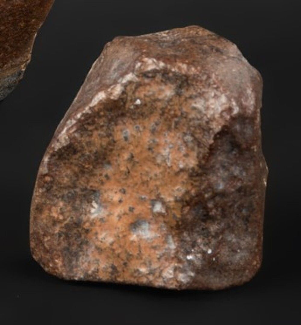 Null 在阿塔卡马沙漠发现的H型软玉石陨石。一端的切口露出了内部。它呈现出典型的沙漠色彩，黑色的熔岩壳在其长期的陆地停留期间被改变后变成了棕色，我们可以很容易&hellip;