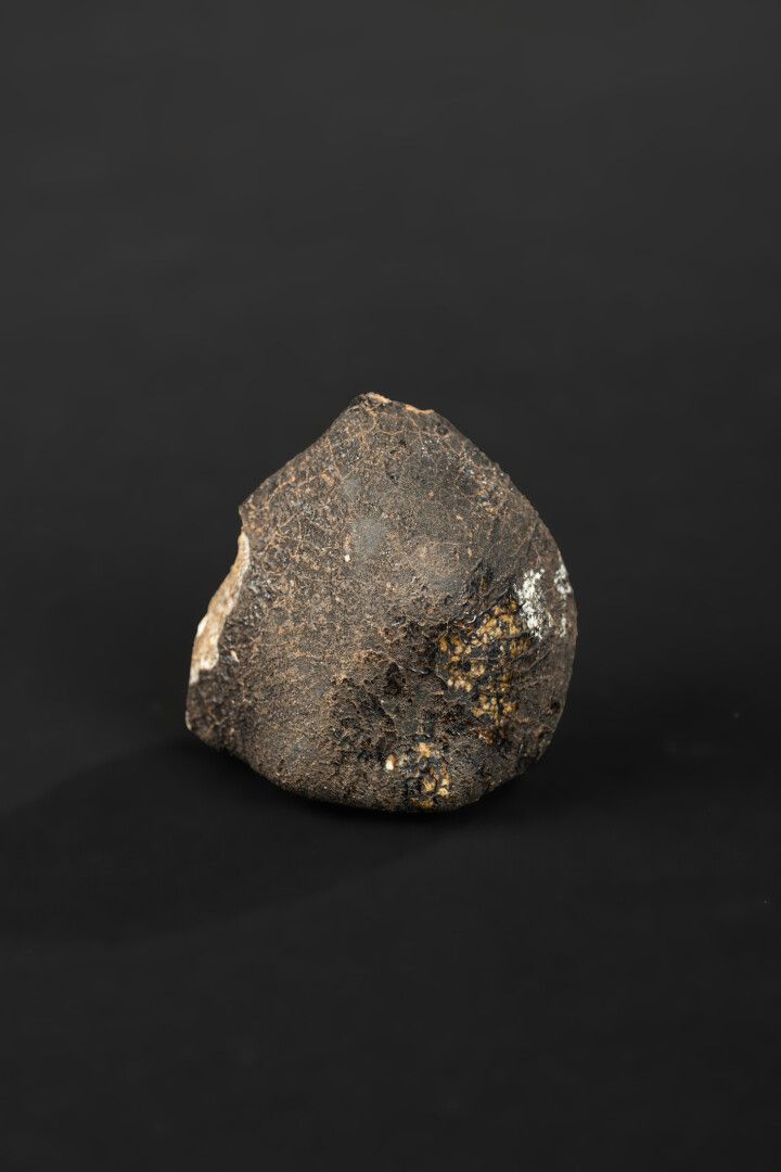 Null 阿琼石型陨石，是一种方向性特别好的优晶石，具有明亮的熔融壳，以其盾牌形式保存得非常好。由我们的大气层雕刻而成，是一块定向的陨石。

尺寸：40 x 3&hellip;