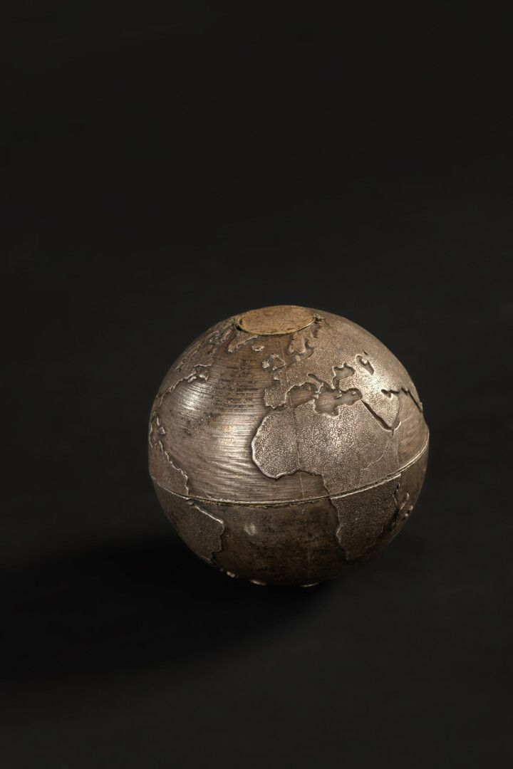 Null Globe terrestre en métal gravé (probablement balancier)

Début XXème siècle&hellip;