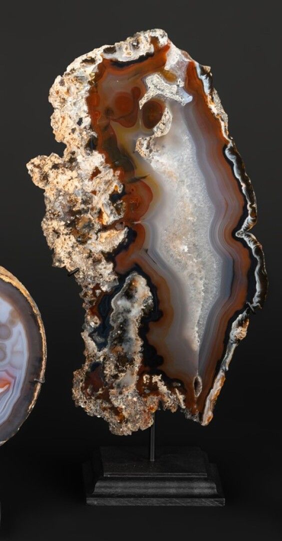 Null Large slice of translucent and coloured agate on a base.

Total height 34 -&hellip;