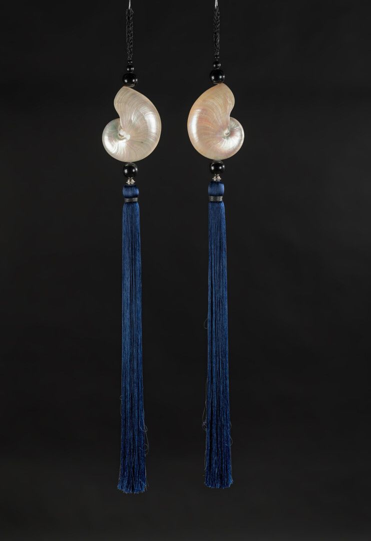 Null 一对午夜蓝色的饰物，上面有珍珠状的鹦鹉螺。

IIB，在2017年1月规定之前获得和进口的产品

总高度1,20米