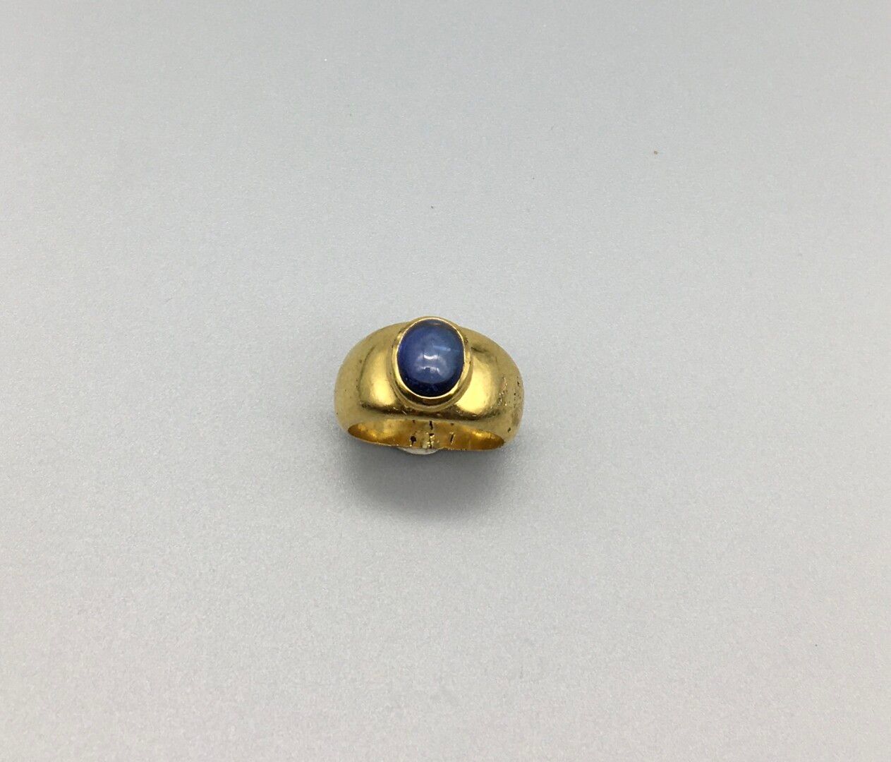 Null 凸圆形蓝宝石的镀金戒指。



由SCP Studer-Fromentin(3, rue d'Amboise 75002 Paris)展示的拍品，出售&hellip;