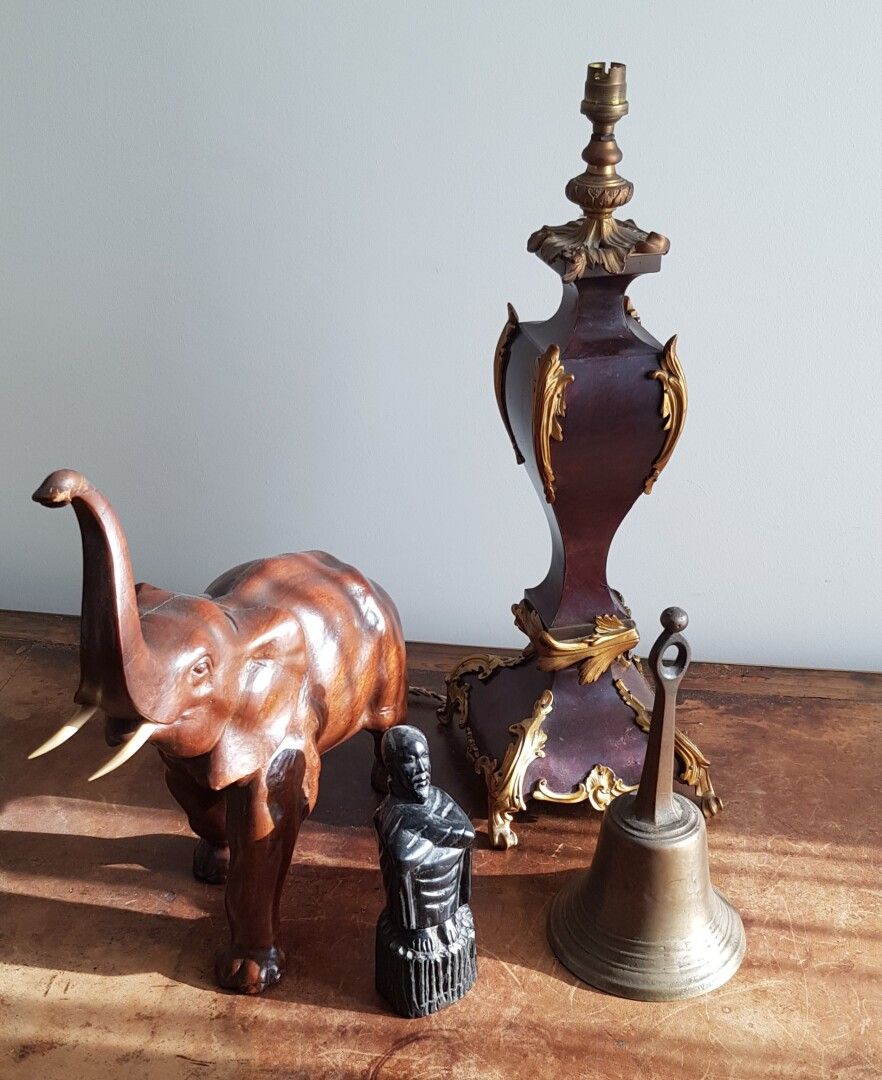 Null 各种杯具拍品

一对铜质罗盖尔壁炉

另一个壁炉附在后面

很多小饰品，如：:

- Rocaille风格的灯座

- 大象的雕像

- 一个男人的雕&hellip;