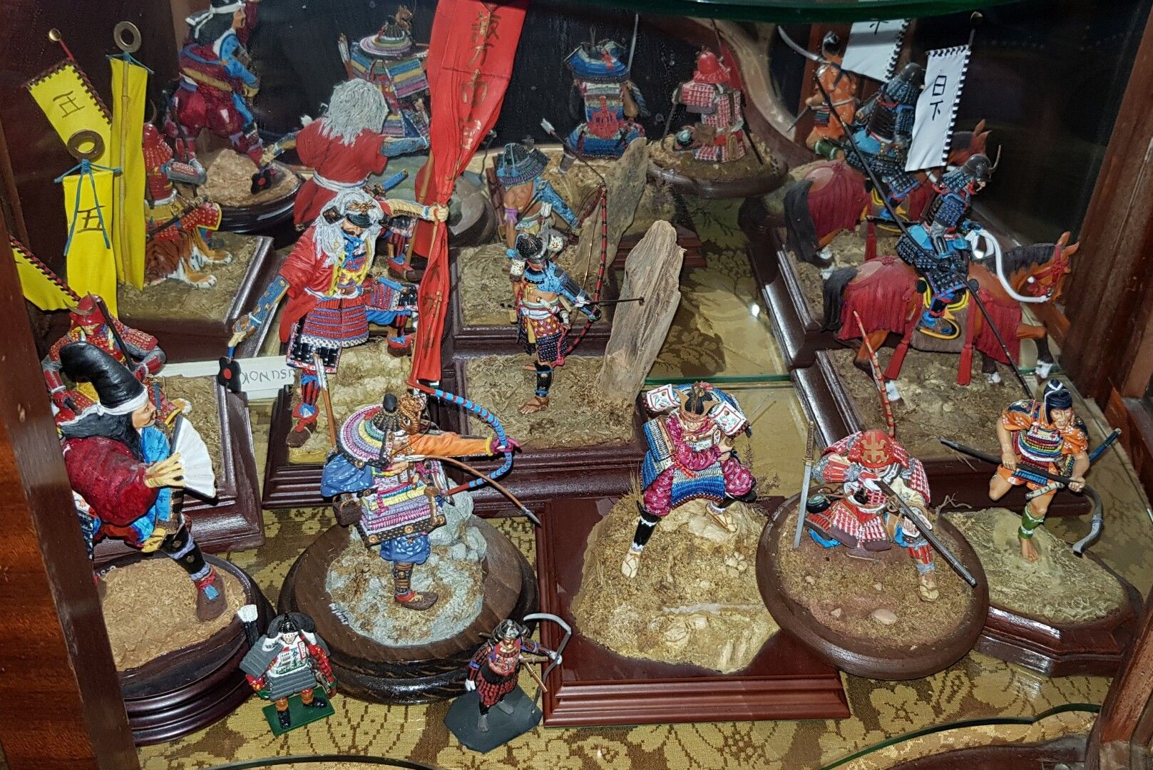 Null Lot de 10 figurines sujets de guerriers asiatiques (accidents et manques)