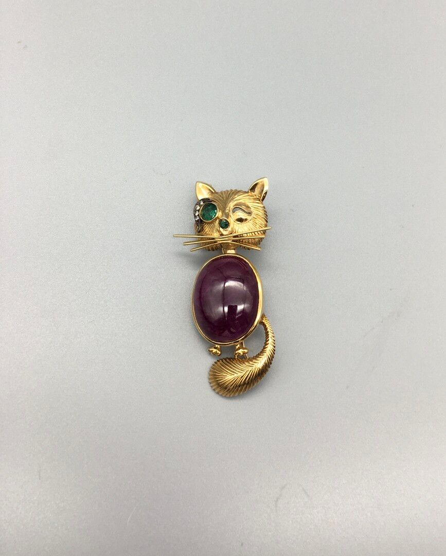 Null 一枚18K 750黄金胸针，代表一只猫，身体为凸圆形红宝石（已处理），眼睛和鼻子镶嵌了一颗绿宝石，眼睑下有明亮式切割钻石。

状况良好。

长度 : &hellip;