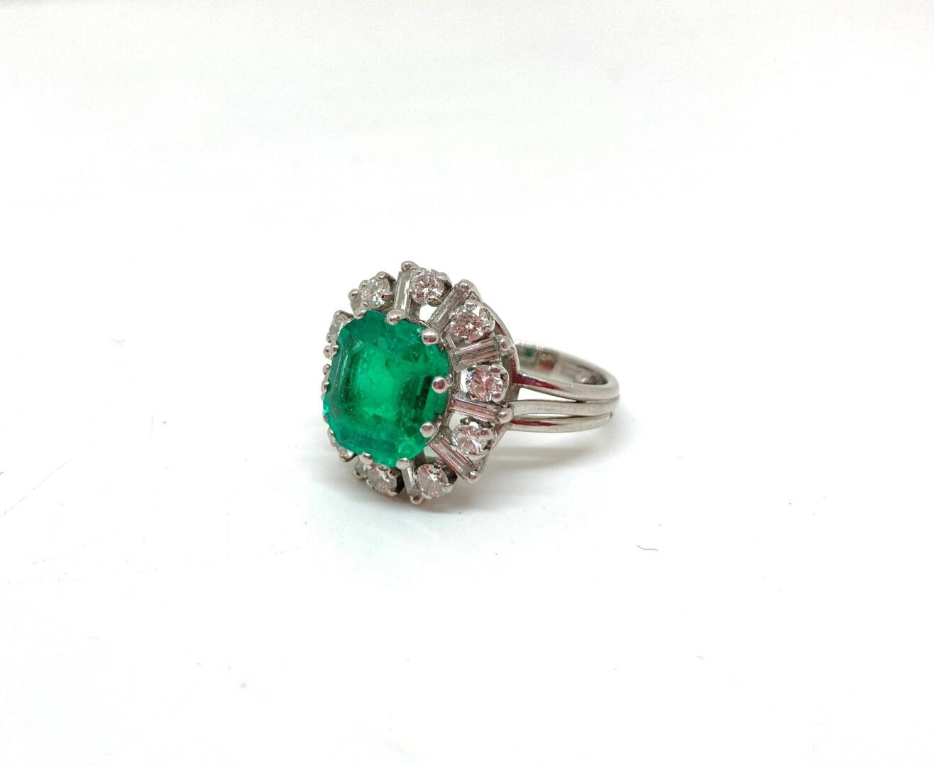 Null Un anello in platino 800 a forma di cuscino con uno smeraldo di taglio rett&hellip;