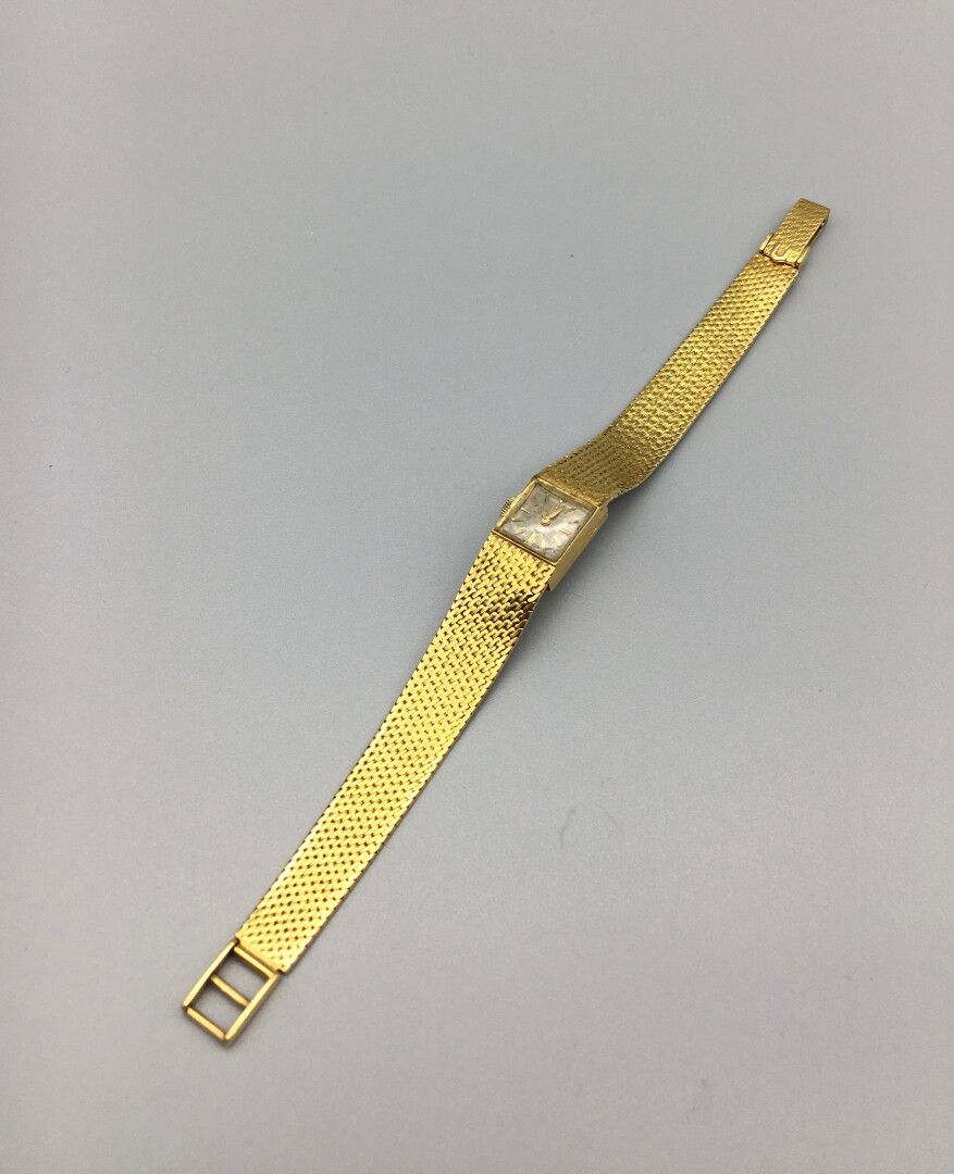 Null UNIVERSAL Genf

Damenarmbanduhr aus 18K 750 Gelbgold, quadratisches Zifferb&hellip;