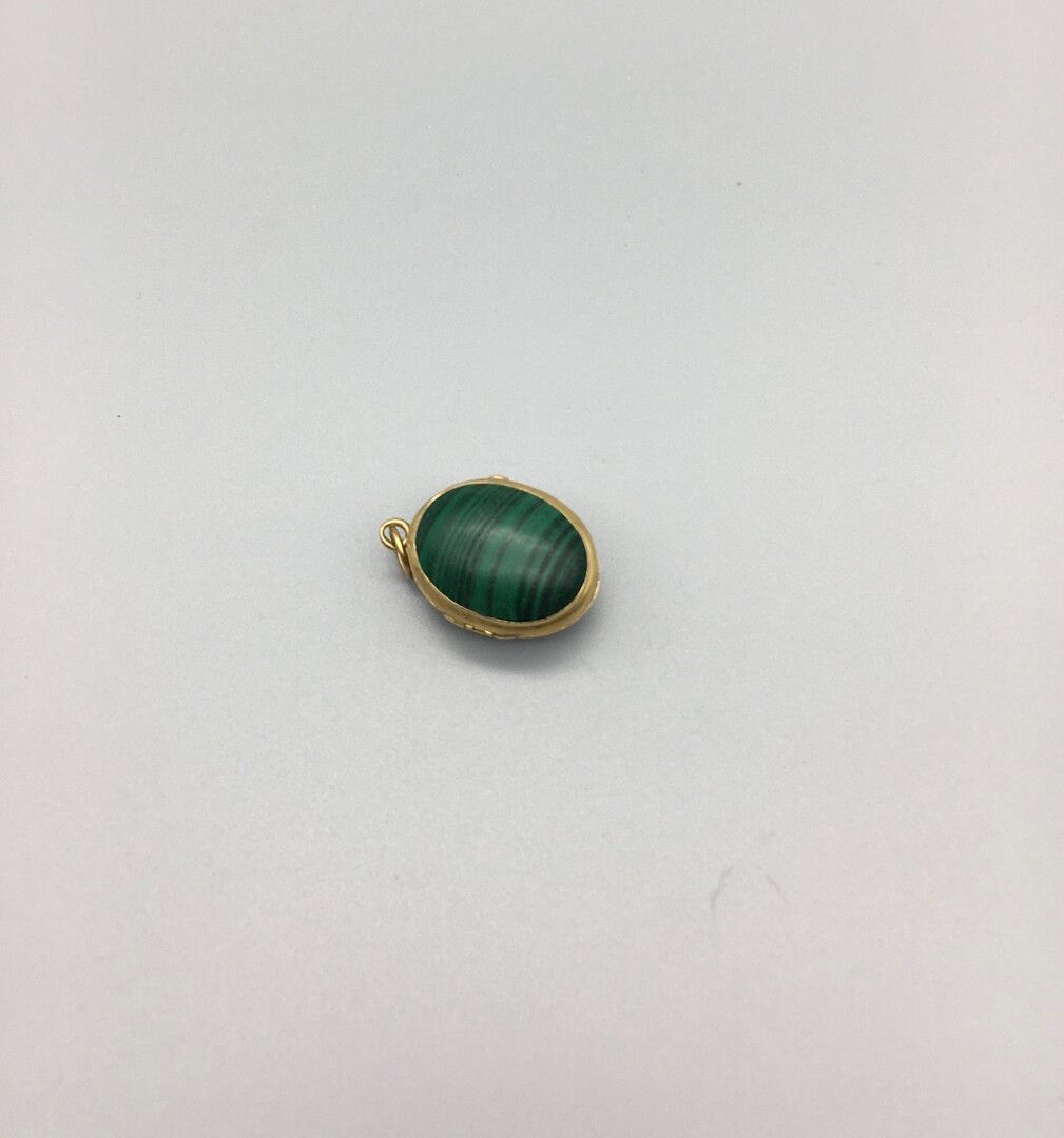 Null Medallion in yellow gold 18K 750, oval shape, decorated with malachite cabo&hellip;