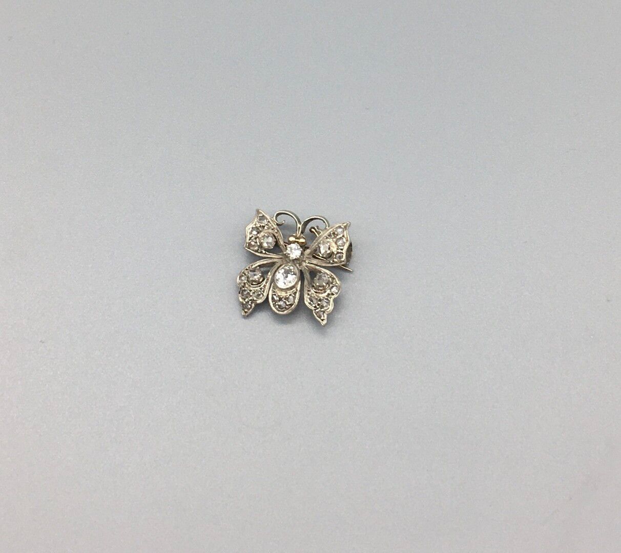 Null 一枚18K金750和银二级800的蝴蝶胸针，镶嵌着玫瑰式切割和老式切割钻石。

使用的痕迹

高度 : 1,80 cm

毛重 : 3,10 g