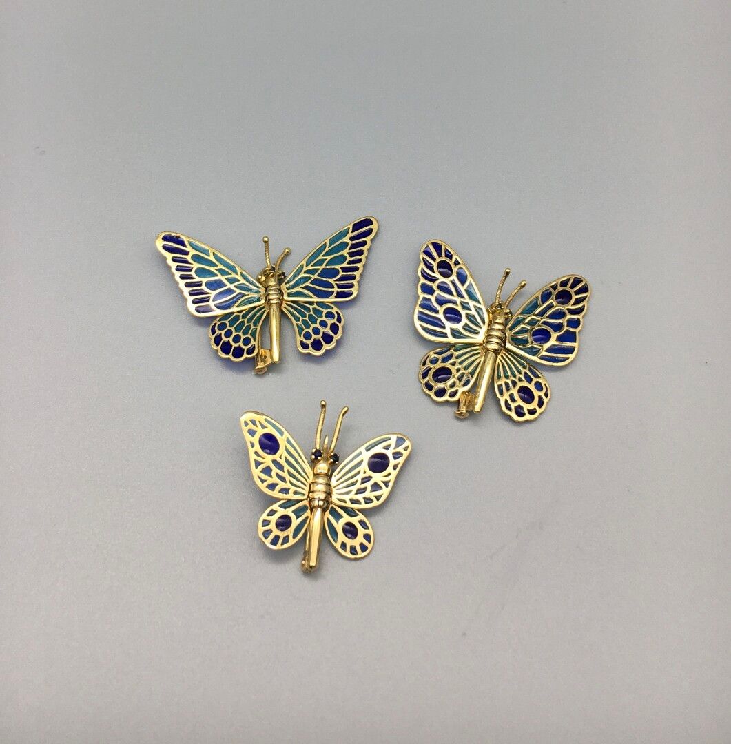 Null 一套三个18K黄金胸针，代表蝴蝶，有铰接的翅膀，用多色珐琅彩装饰的plique-à-jour。

法国的工作。

状况良好。

尺寸：2.90、3.8&hellip;