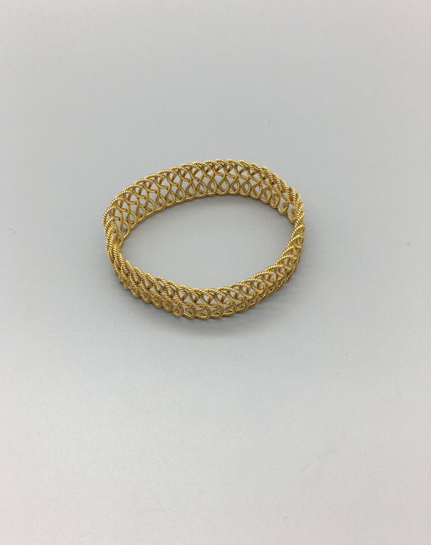 Null Bracelet en or jaune 18K 750, composé d'un fil torsadé formant des motifs e&hellip;