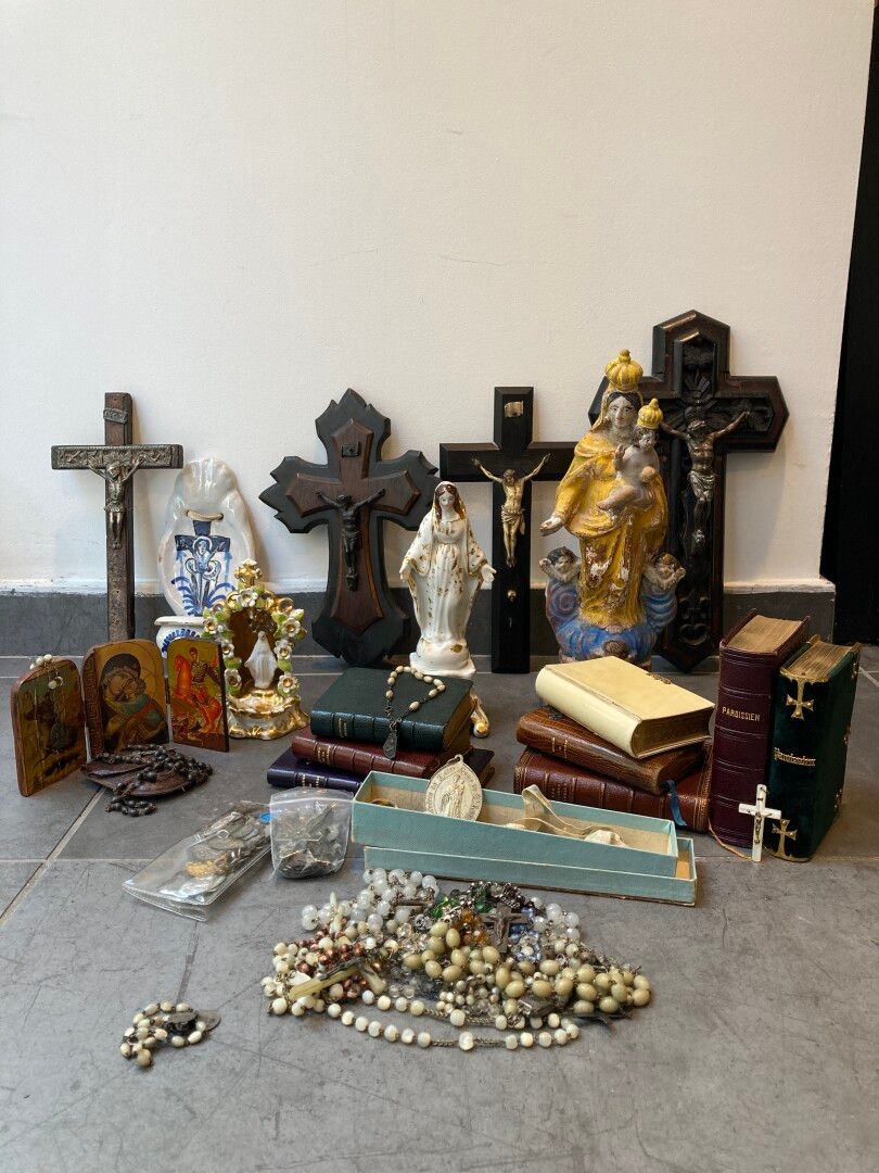 Null 一套宗教物品，包括：念珠、奖章、十字架、圣母像、圣水盆、念珠（包括一个用象牙覆盖的）、三联画和各种