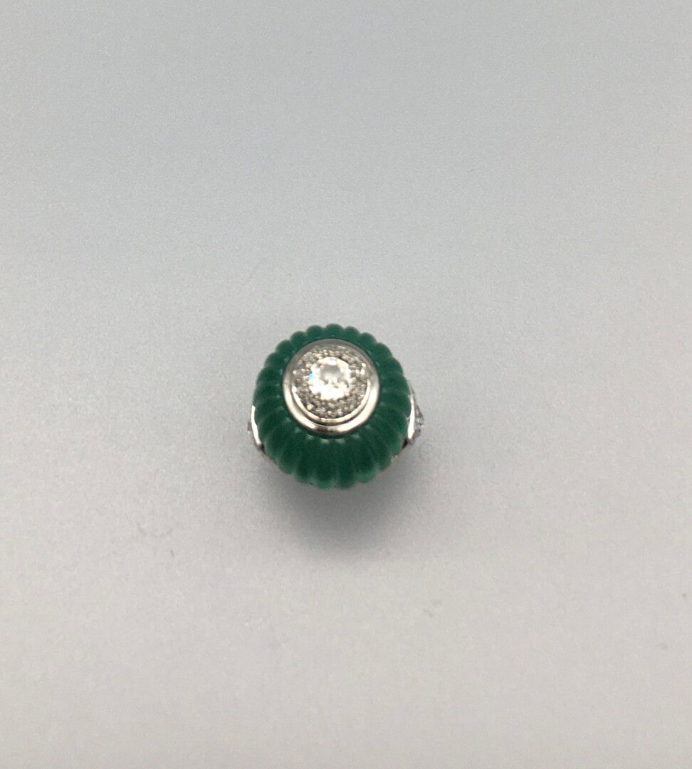Null 铂金800的装饰艺术戒指，镶嵌着一个大型凹槽凸面绿玉髓，在八分之三的钻石镶嵌中镶嵌着一颗老式切割的钻石，肩上有两颗三倍的老式切割钻石。

约1930年&hellip;